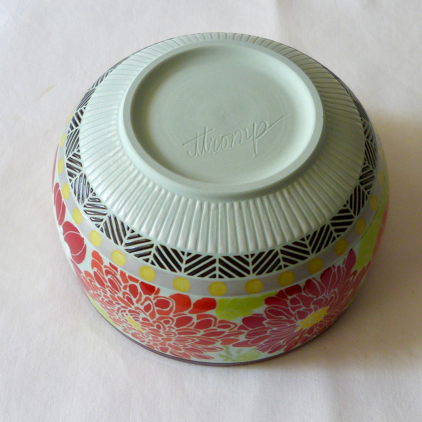 A Hand Drawn and Glazed Porcelain Dahlia Bowl and Matching Plate