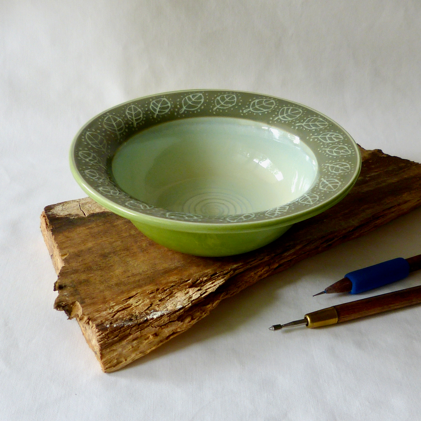 Dark Green Leaves Sgraffito Wide Rimmed Bowl