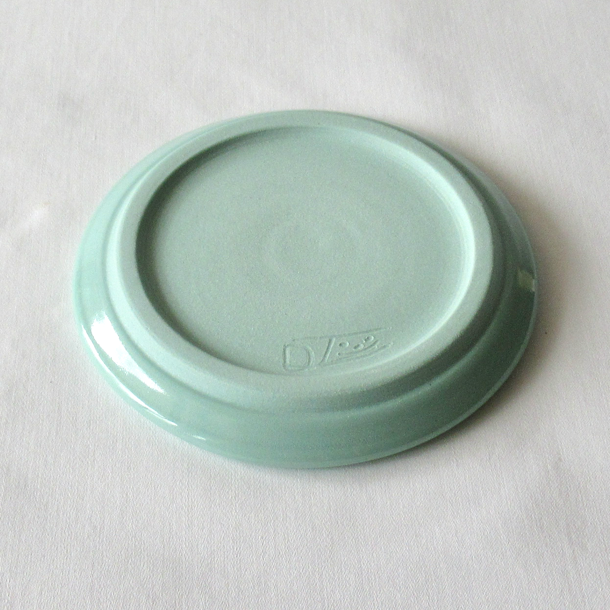 A Wheel-thrown Mint Green Porcelain "Leaf Clusters" Sgraffito Plate