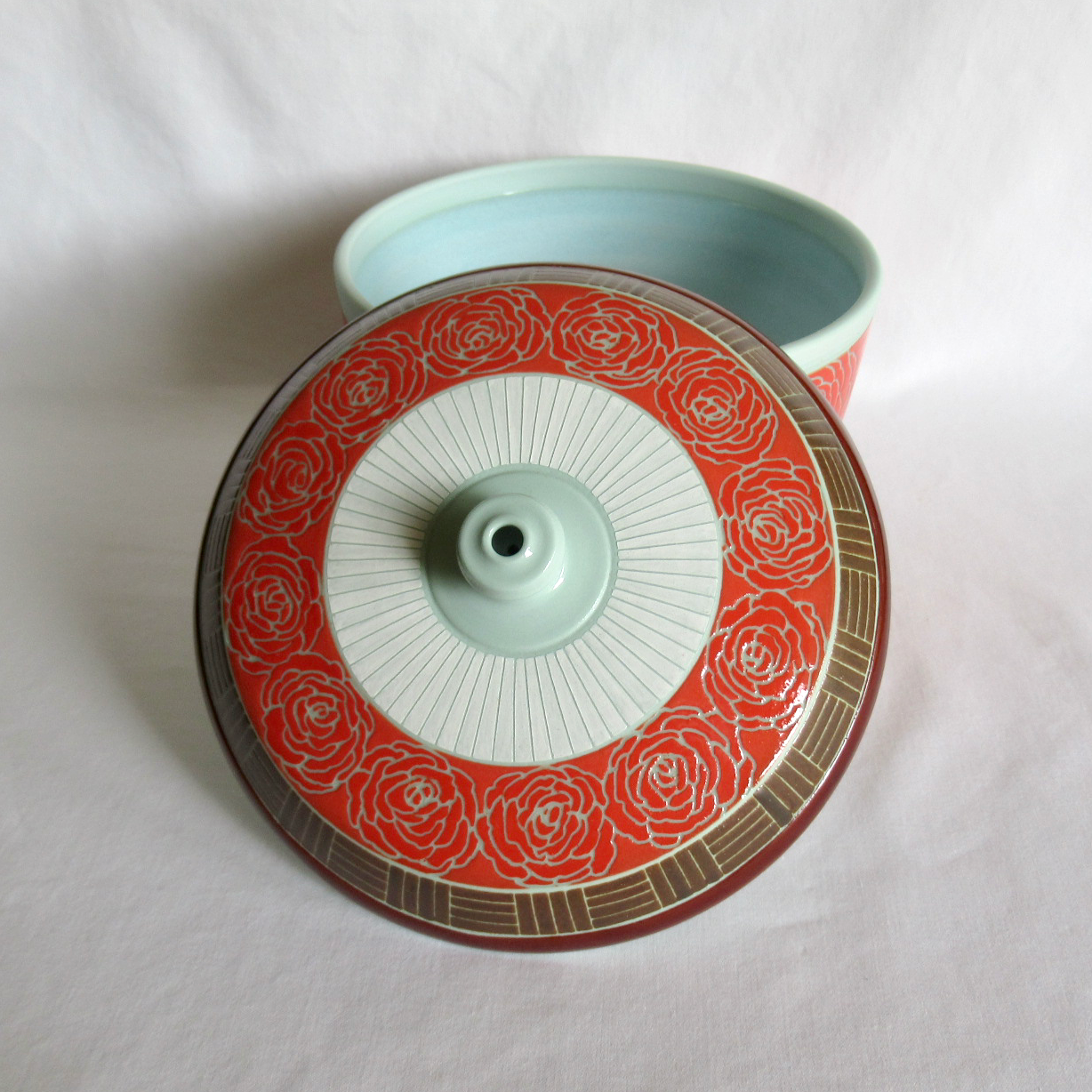 A Hand Drawn and Glazed Turquoise Porcelain Quartered Roses Lidded Bowl