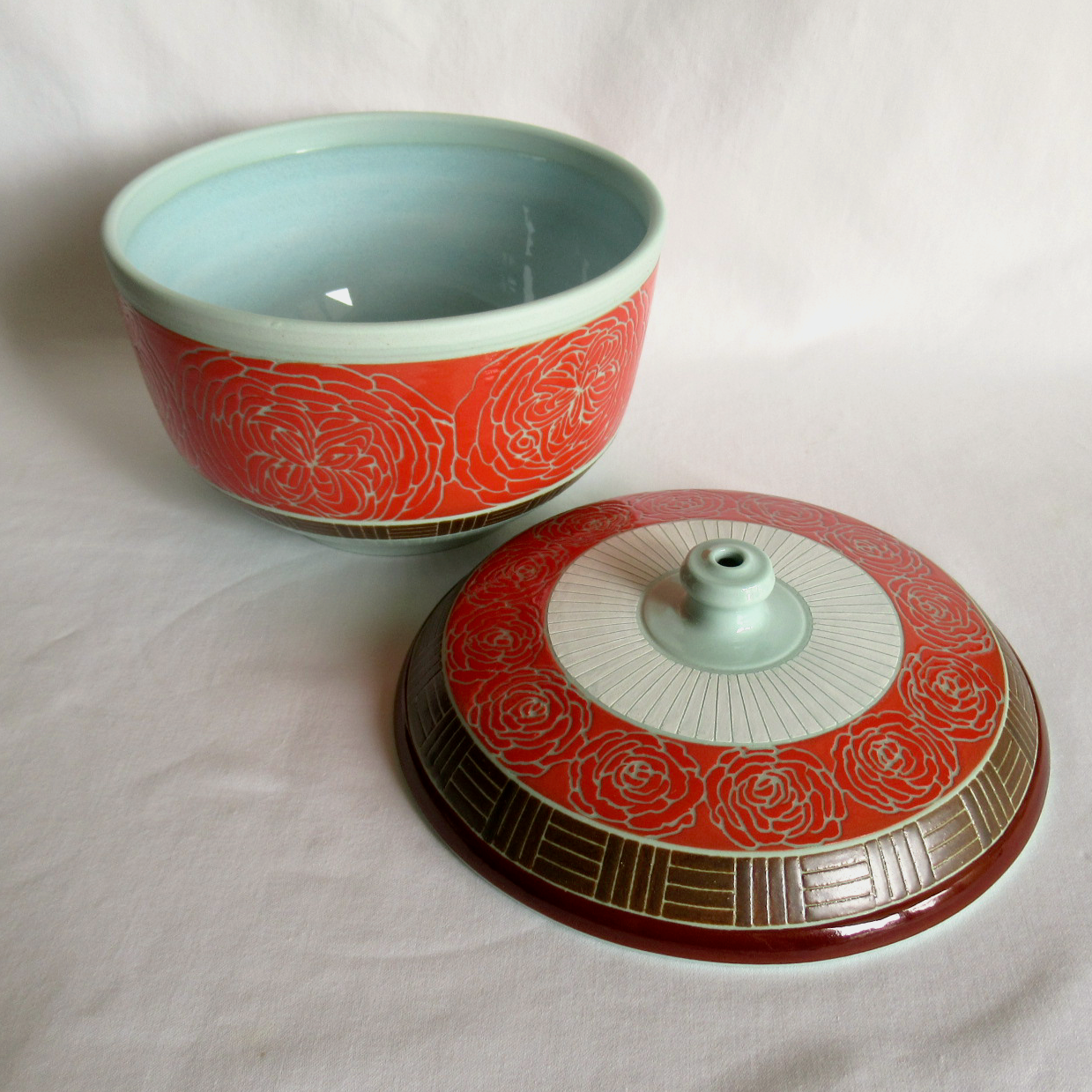 A Hand Drawn and Glazed Turquoise Porcelain Quartered Roses Lidded Bowl