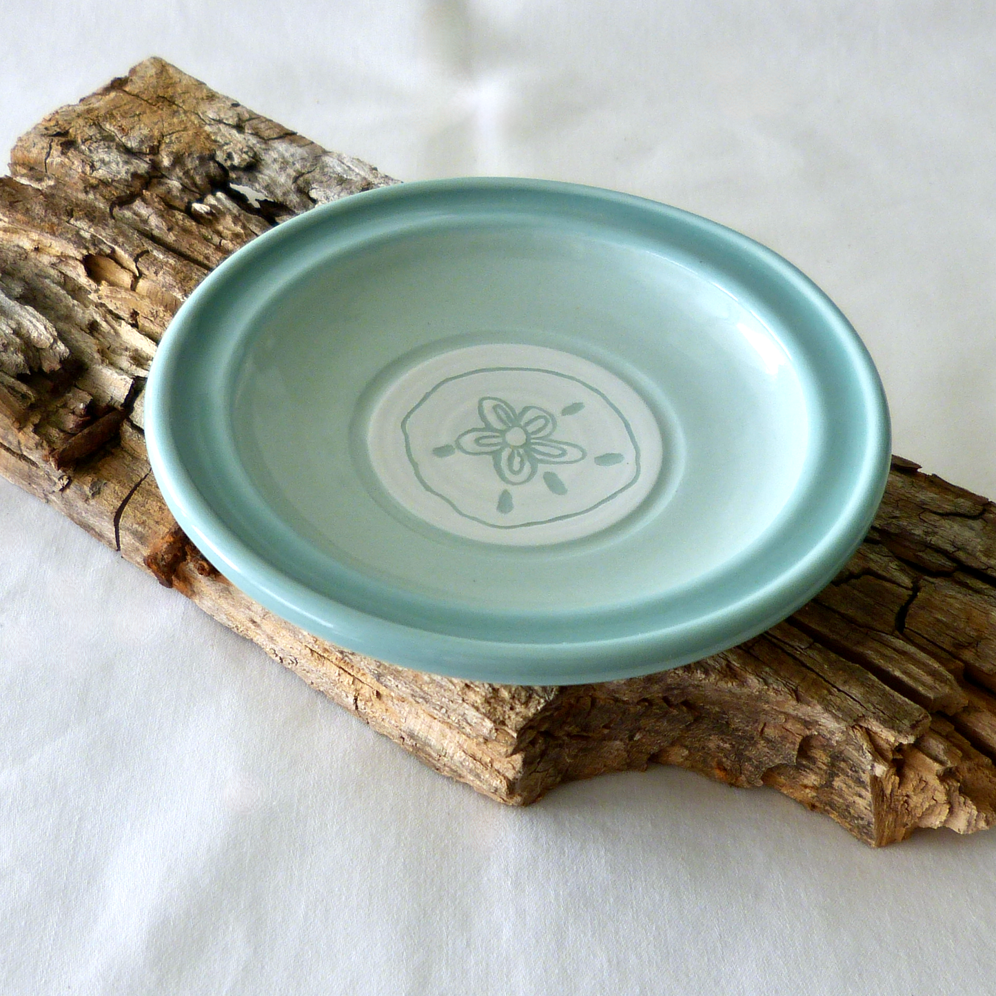 A Blue Porcelain Wheel-thrown Sand Dollar Sgraffito Shallow Bowl
