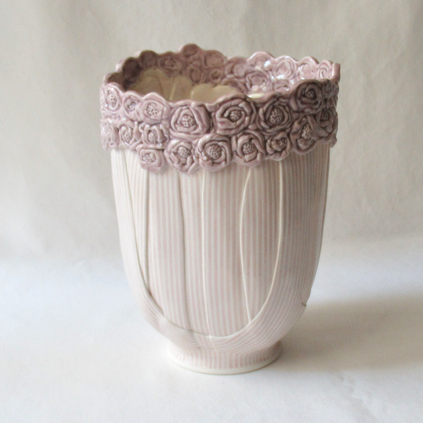 A Handcrafted Mulberry Roses and Stripes Cylindrical Balloon Bowl Vase