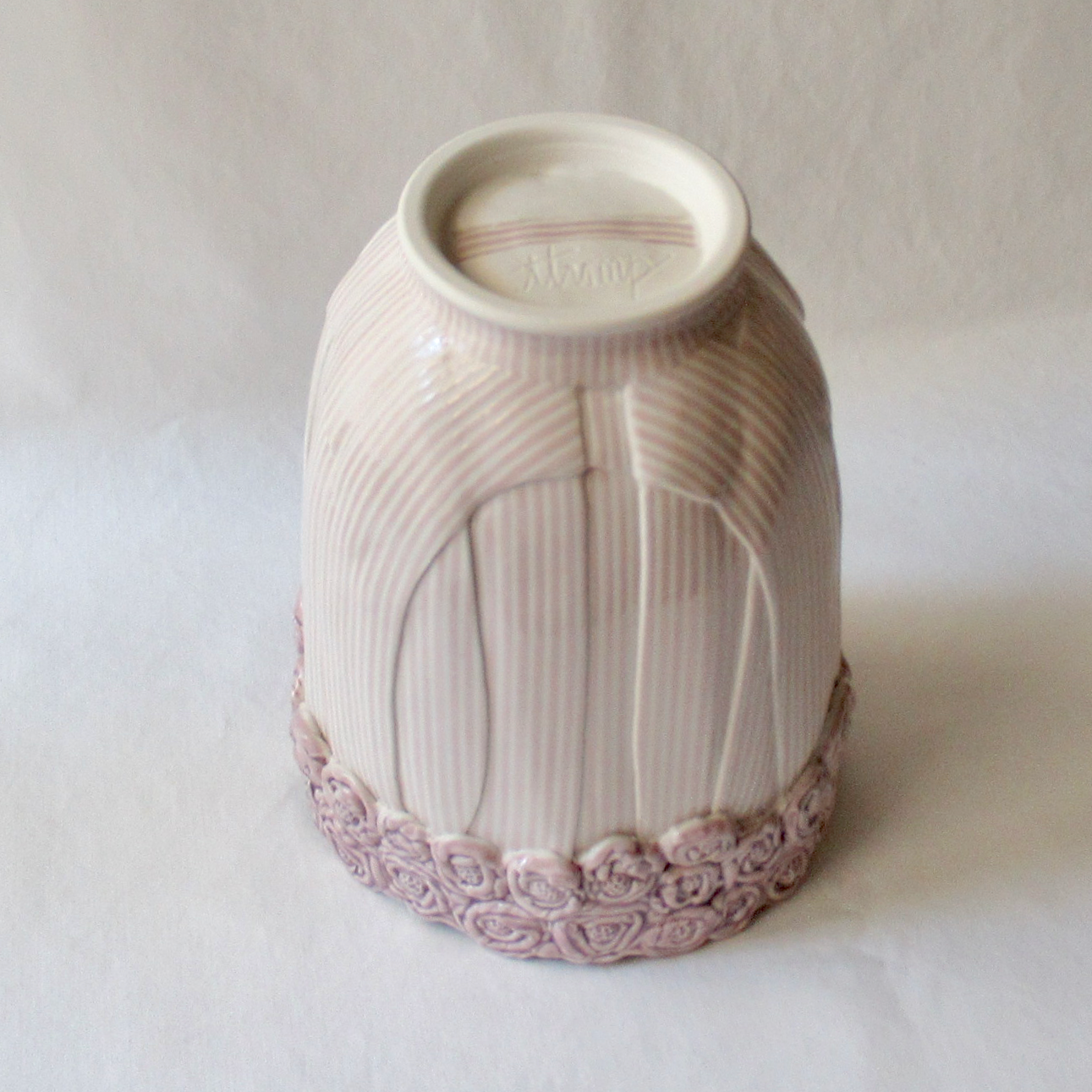 A Handcrafted Mulberry Roses and Stripes Cylindrical Balloon Bowl Vase