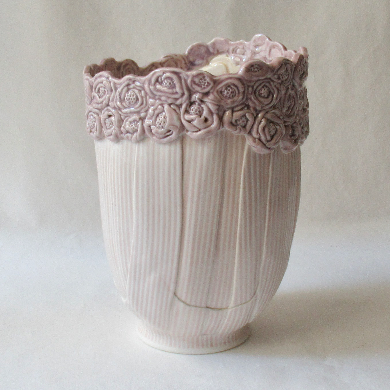 A Handcrafted Mulberry Roses and Stripes Cylindrical Balloon Bowl Vase