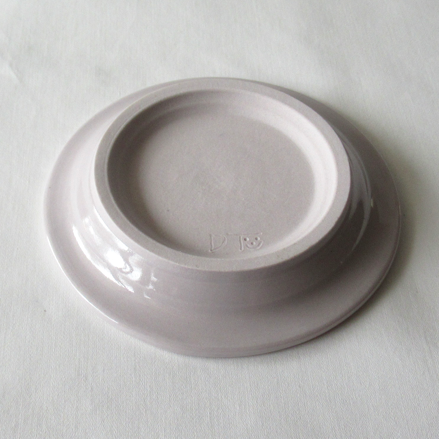 A Pale Lavender Wheel-thrown Porcelain Small Plate with White Glaze